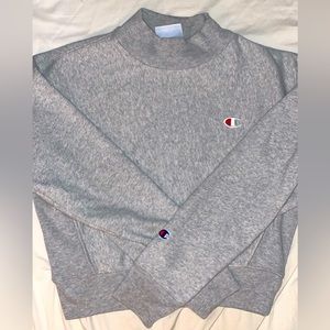 LIGHT GRAY CHAMPION CREW NECK